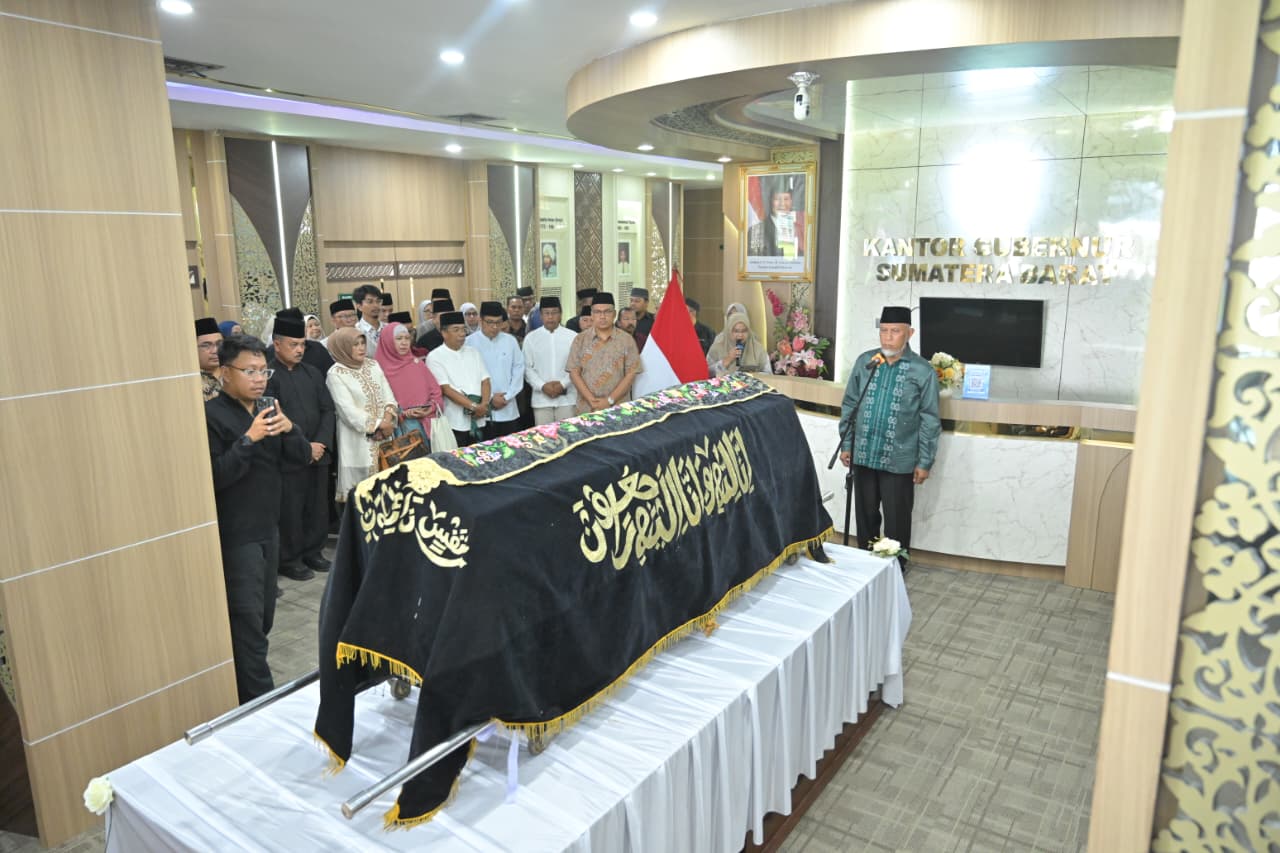 Jenazah almarhum Syaiful Bahri disemayamkan di Kantor Gubernur Sumbar, sebelum dilepas menuju tempat peristirahatan terakhir oleh Gubernur Sumbar, Mahyeldi Ansharullah, Sabtu (5/9/2026). Foto Adpsb. 