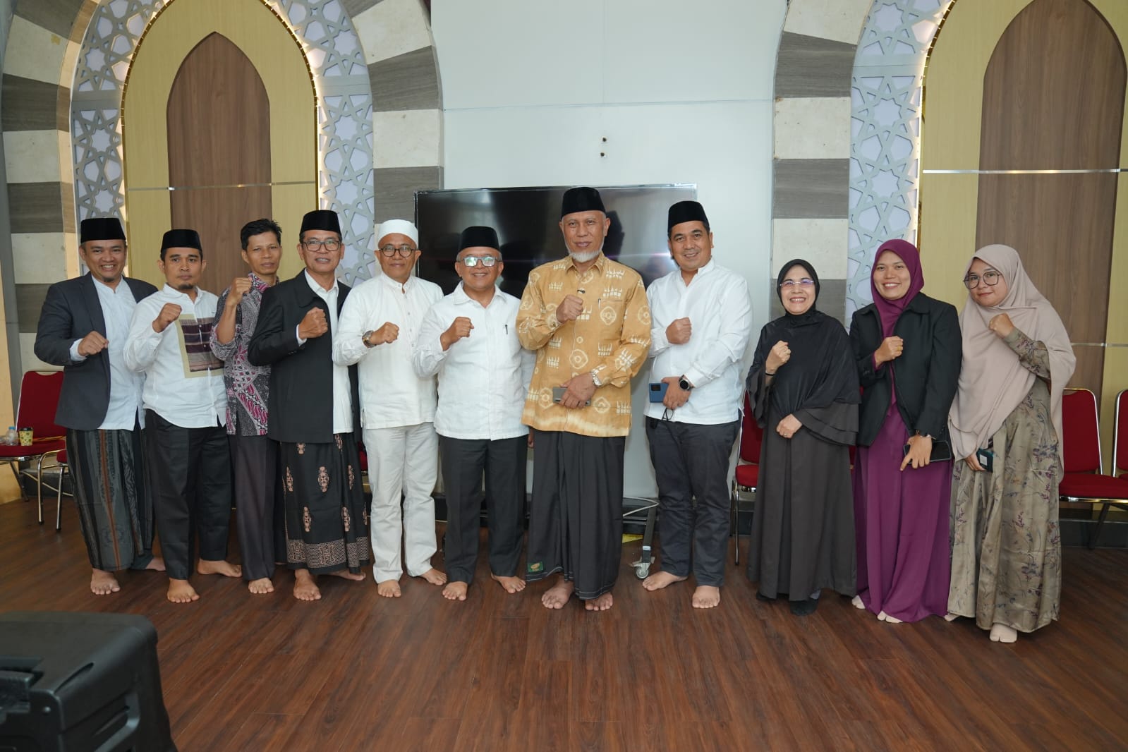 Gubernur Sumatera Barat, Mahyeldi (baju kuning tengah) bersamaDewan Hakim, pelatih, dan kafilah Sumbar yang akan mengikuti MTQ Nasional di Semarang, Jawa Tengah. Foto Adpsb. 