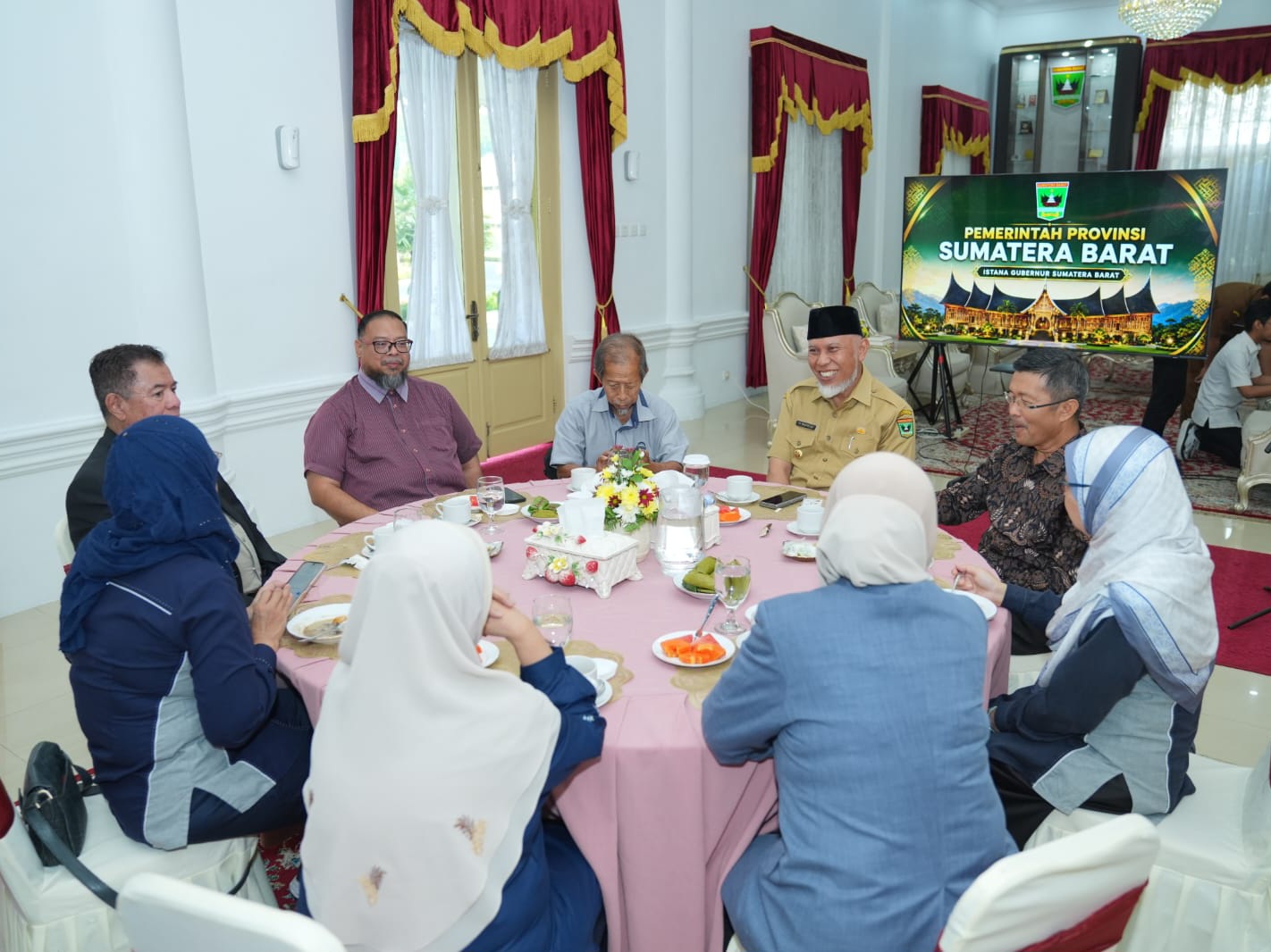 Gubernur Sumatera Barat, Mahyeldi Ansharullah menerima kunjungan silaturahmi tim muhibah akademisi Malaysia keturunan Minangkabau di Istana Gubernuran. Foto Adpsb. 