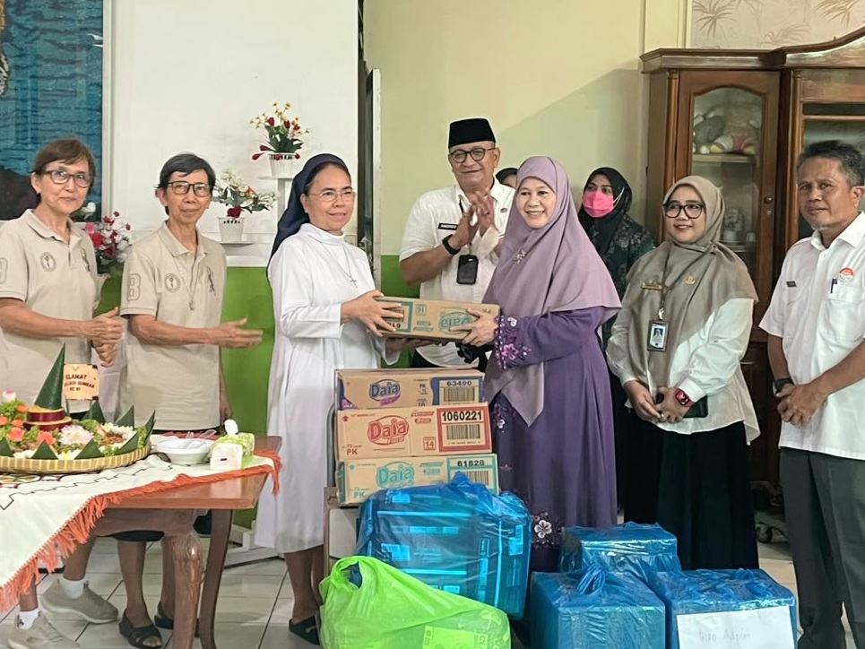 Ketua Tim Penggerak PKK Sumbar, Harneli Mahyeldi, menyerahkan bantuan berupa kebutuhan harian untuk mendukung operasional Panti Jompo Wisma Cinta Kasih di Padang. Foto Adpsb. 