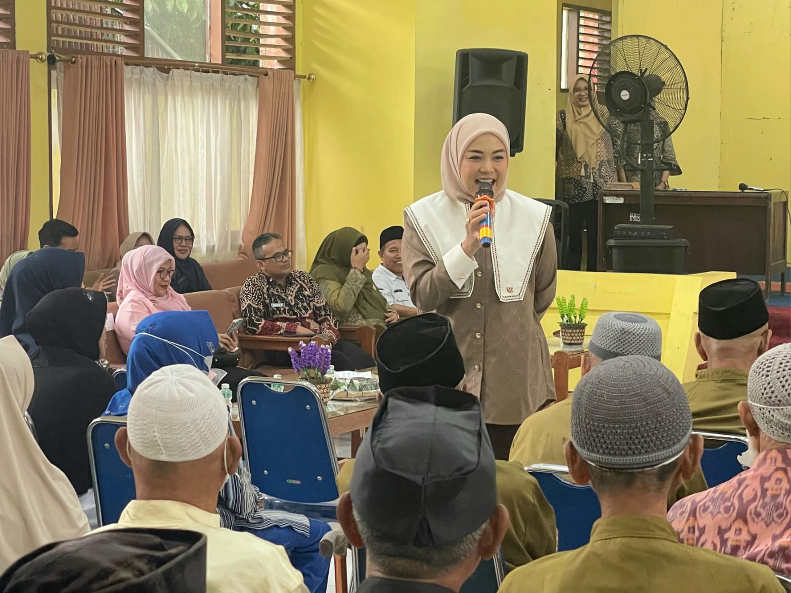 Ketua Badan Kerja Sama Organisasi Wanita (BKOW) Provinsi Sumbar, Dianita Maulin Vasko, memimpin anjangsana dan silaturahmi ke Panti Sosial Tresna Werdha (PSTW) Sabai Nan Aluih di Sicincin, Kabupaten Padang Pariaman, Kamis (10/9/2026). Foto Adpsb. 