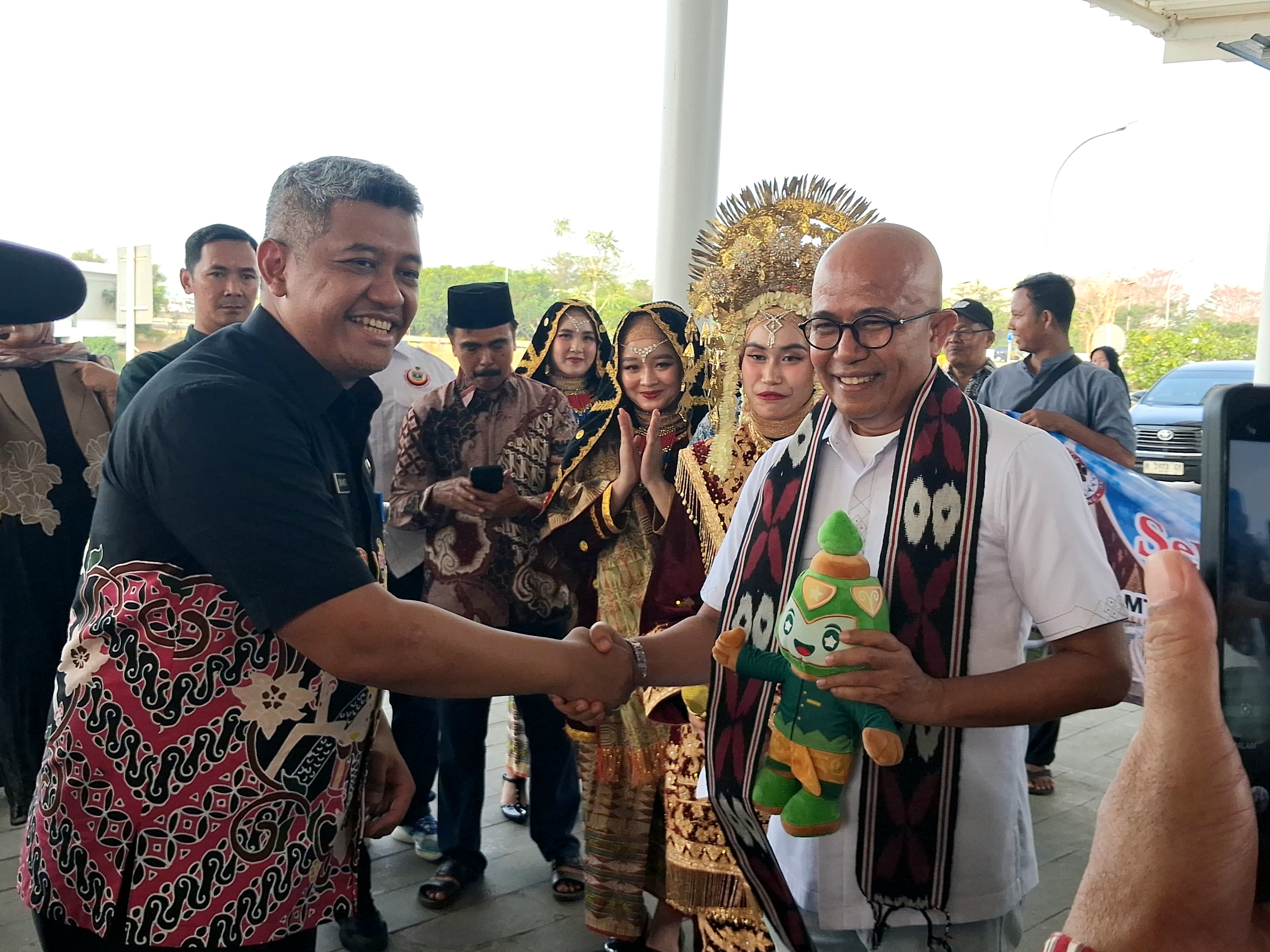 Rombongan Khafilah Sumbar yang dipimpin Kepala Biro Kesejahteraan Rakyat (Kesra) Setdaprov Sumbar, Edi Dharma Syafni tiba di Bandara Jenderal Ahmad Yani, Semarang, disambut Panitia MTQ Semarang dan Ikatan Keluarga Minang IKM Semarang. Foto Adpsb. 