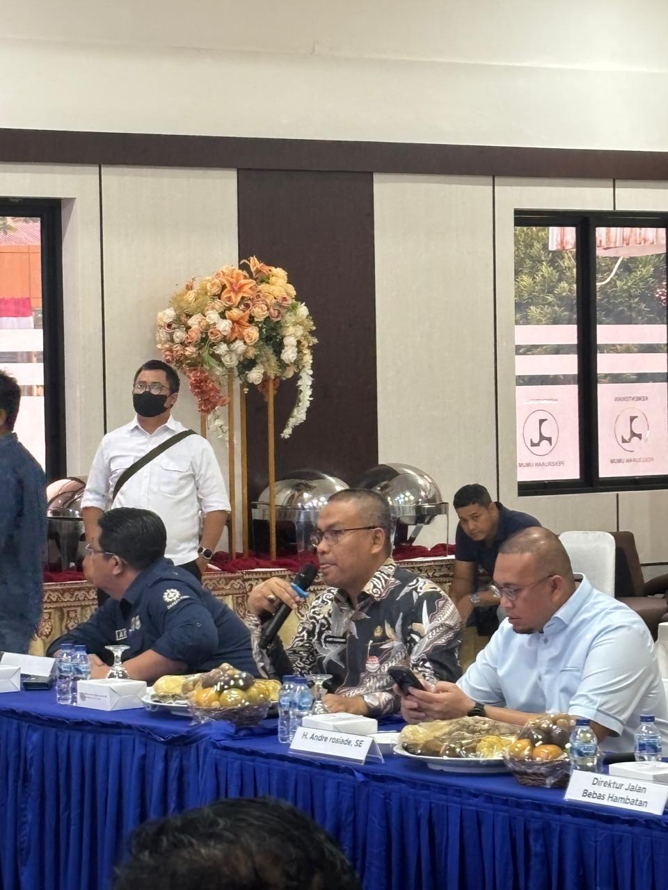Sekdaprov Sumbar, Arry Yuswandi (tengah) dalam Rapat Pembahasan Persiapan dan Percepatan Pembangunan Tol Pekanbaru–Padang ruas Bukittinggi–Sicincin di Padang. Foto Adpsb. 