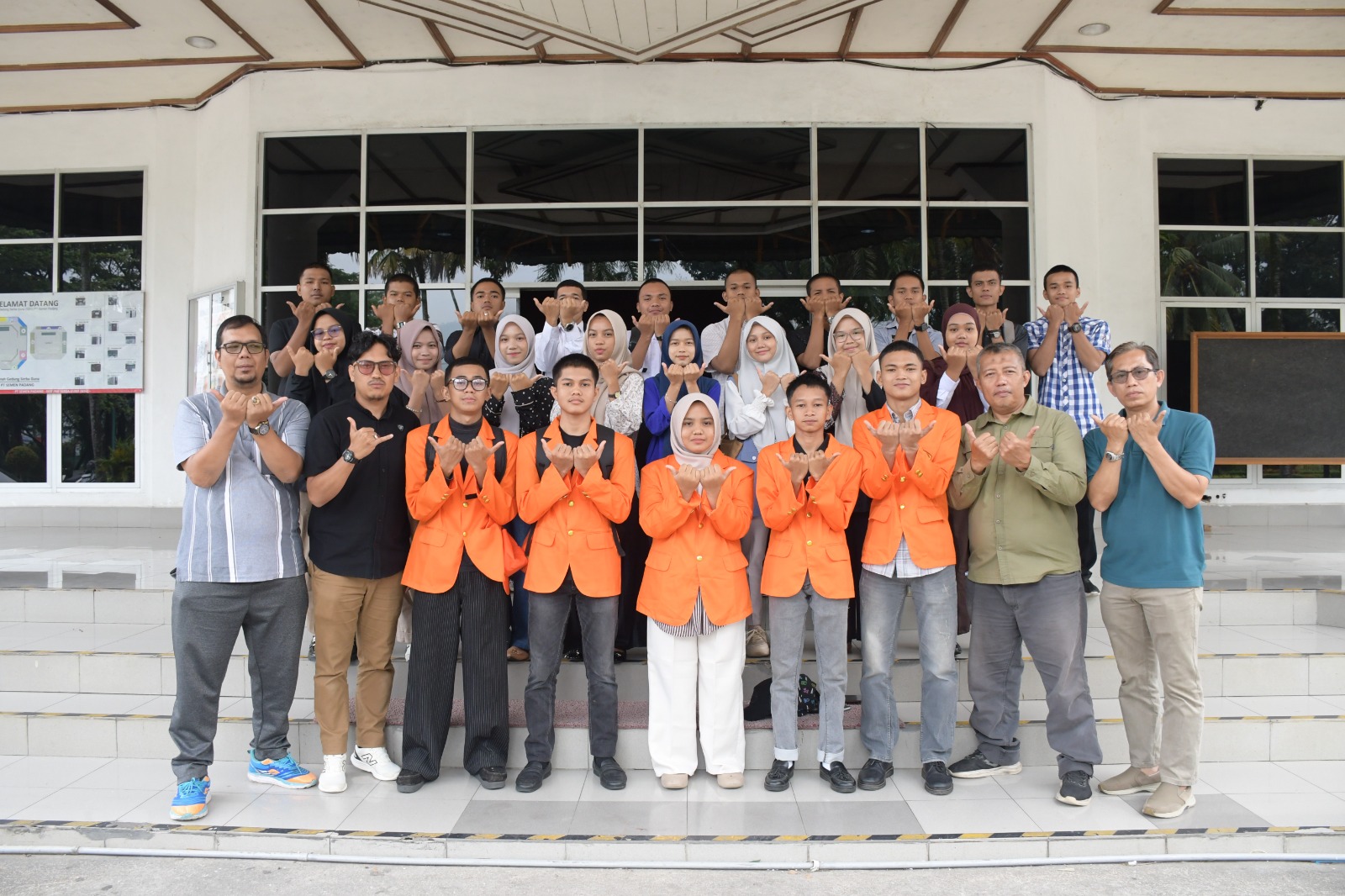 Sebanyak 25 Mahasiswa Baru PNP Program BANGSA foto bersama usai menerima arahan dari PT Semen Padang di GSG PT Semen Padang, Sabtu (12/9/2026).
