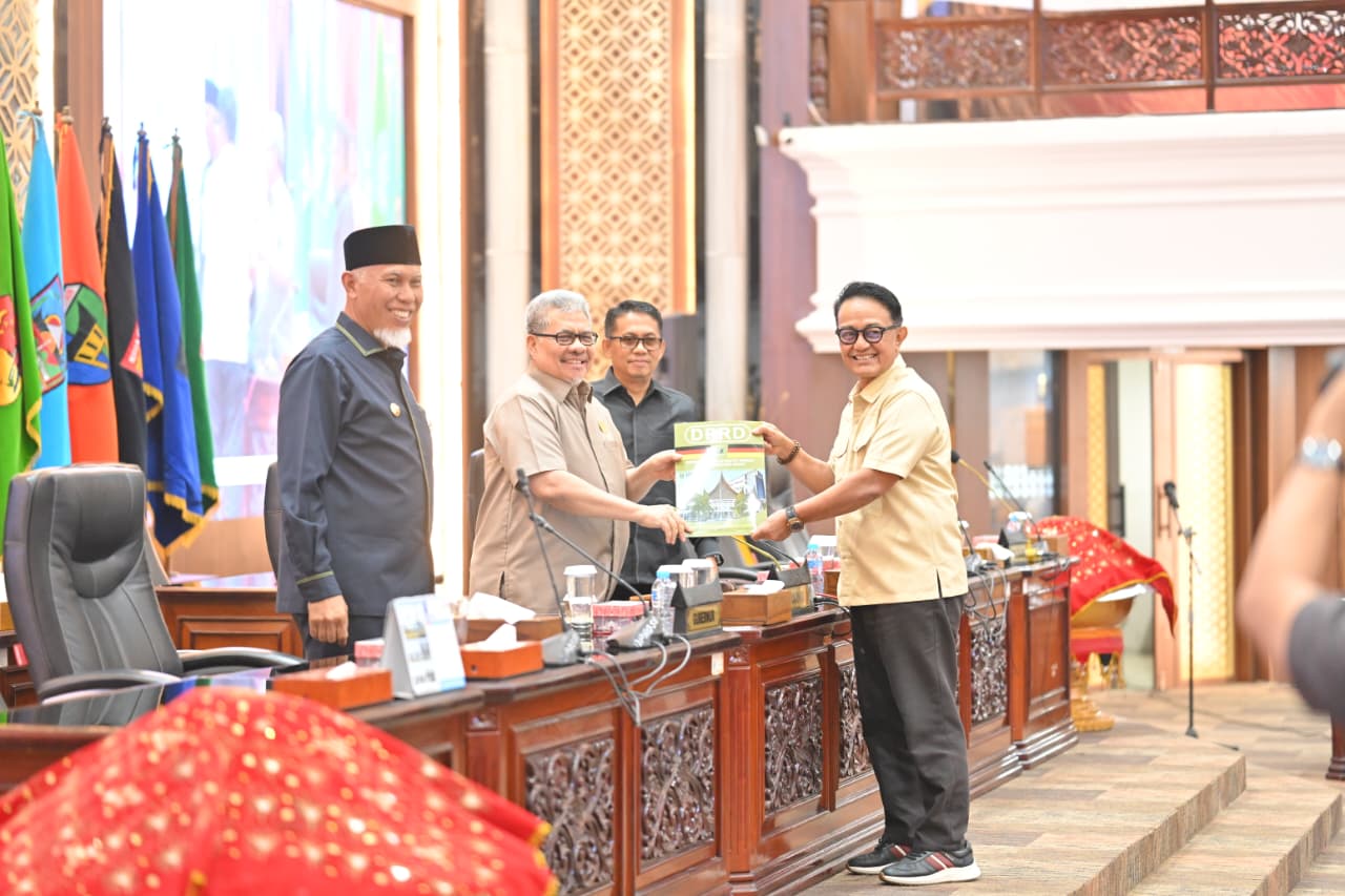 Gubernur Sumbar Mahyeldi (kiri) dan Ketua DPRD Muhidi, saat Rapat Paripurna DPRD Sumbar di Padang, Senin (14/9/2026). Foto Adpsb. 