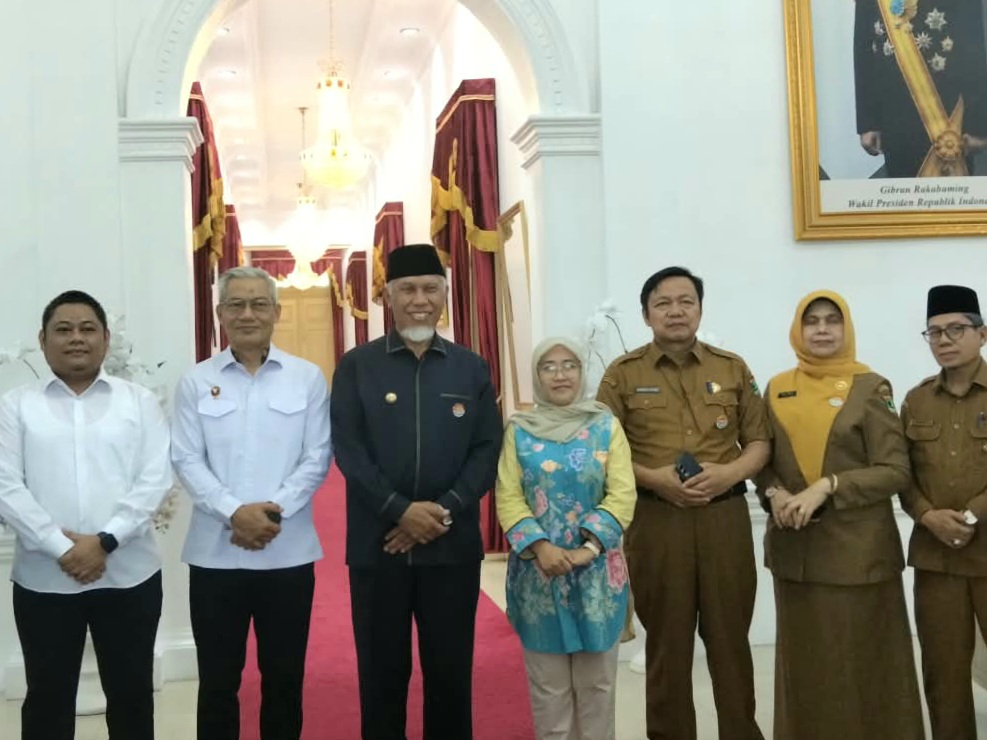 Gubernur Sumbar Mahyeldi (Tiga dari kiri) usai membahas perlindungan terhadap anak di Padang. Foto Adpsb. 