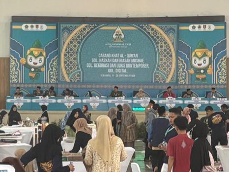 Cabang Seni Kaligrafi Al-Quran, Ari Saputra Ramadhani Sumbar berhasil melaju ke babak final pada golongan Kaligrafi Digital Putra. Foto Adpsb. 