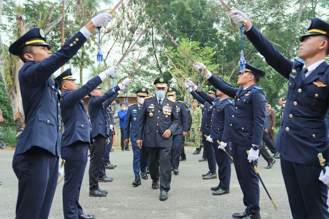 Gubernur Sumatera Barat Mahyeldi (jalan di tengah) saat menjadi Inspektur Upacara Hari Perhubungan Nasional 2026 di Solok, Kamis (17/9/2026). Foto Adpsb. 