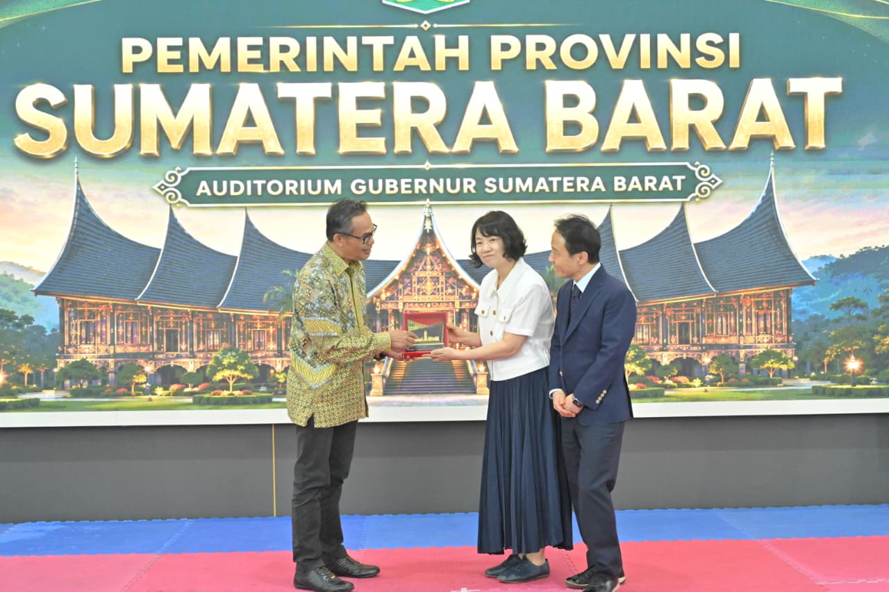 Kepala Biro Pemerintahan dan Otonomi Daerah Setdaprov Sumbar, Ezeddin Zain (kiri), saat mewakili Gubernur Sumbar, tukar menukar cendera mata dengan delegasi Pemerintah Provinsi Jeonbuk di Padang. Foto Adpsb. 