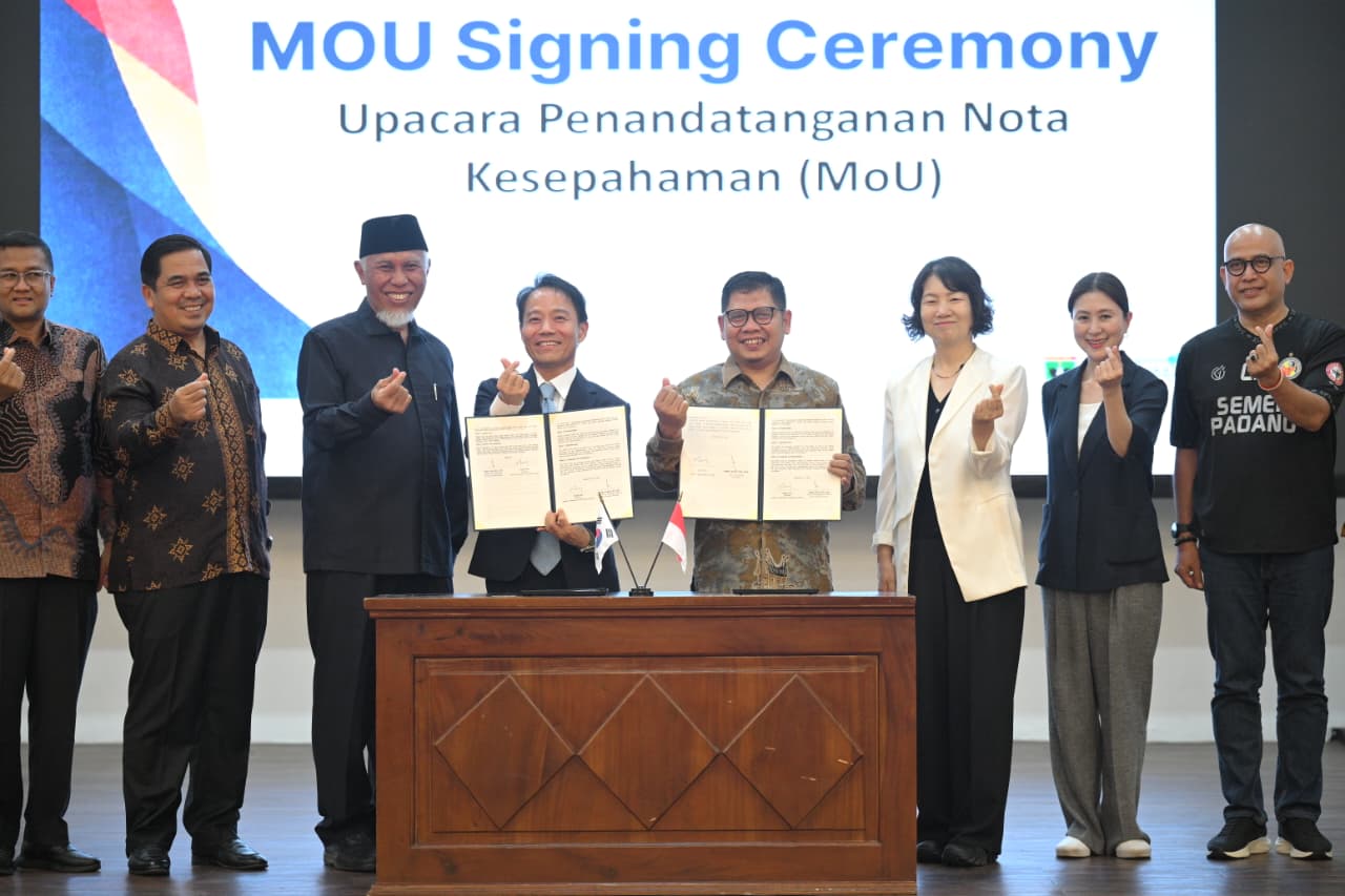 Gubernur Sumatera Barat Mahyeldi Memberikan sambutan acara puncak pertukaran budaya Provinsi Sumbar Indonesia dan Jeonbuk Province South Korea, Youth Centre Padang, Sabtu (19/09/2026). ?Foto: Dok. Makopim/Adp