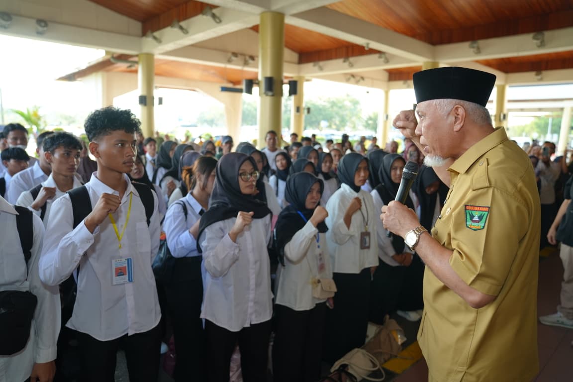 Gubernur Sumbar, Mahyeldi, memberi motivasi 340 putra-putri Sumbar yang mendapat kesempatan melanjutkan pendidikan tinggi melalui Beasiswa Sumber Daya Manusia Perkebunan Kelapa Sawit (SDMPKS) Tahun Akademik 2026–2027 di beberapa kota, Solo, Bandung, Yogya