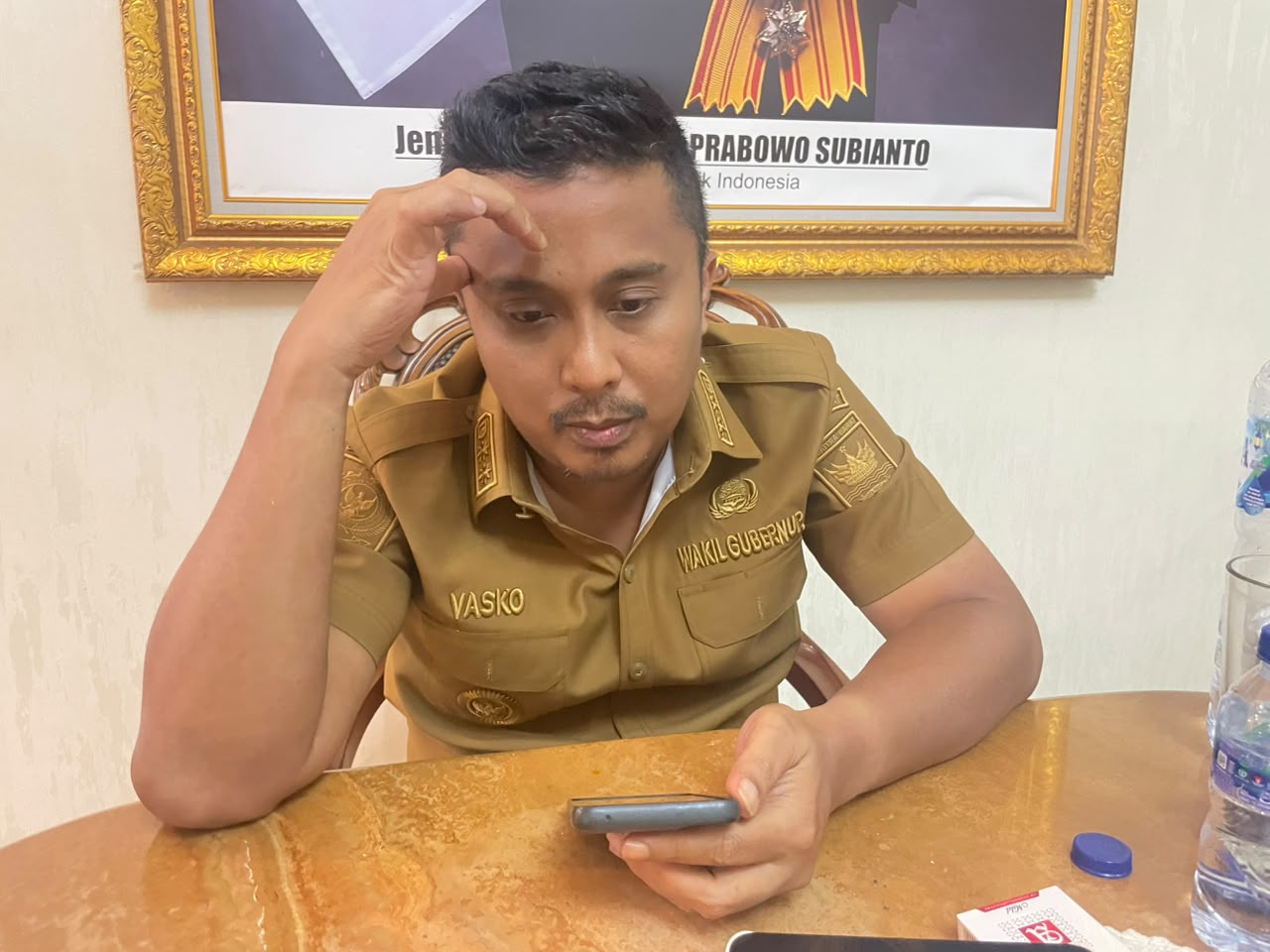 Wakil Gubernur Sumbar, Vasko Ruseimy, melakukan koordinasi dengan BMKG antisipasi longsor susulan di Solok. Foto Adpsb. 