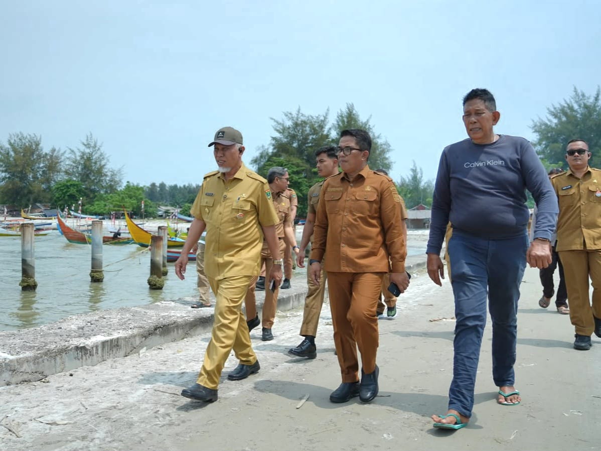 Gubernur Sumatera Barat Mahyeldi (kiri) meninjau kondisi dermaga dan berdialog dengan masyarakat Nagari Tiku Selatan, Kabupaten Agam. Foto Adpsb. 