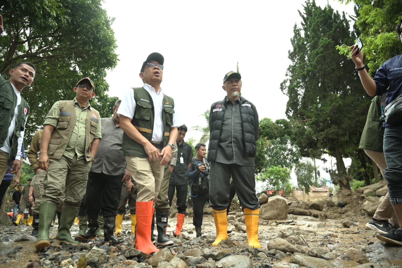 Menteri Koordinator Bidang Pembangunan Manusia dan Kebudayaan (Menko PMK), Pratikno (sepatu boot orange) didampingi Gubernur Mahyeldi meninjau langsung lokasi terdampak banjir bandang (galodo) di Kabupaten Solok. Foto Adpsb. 