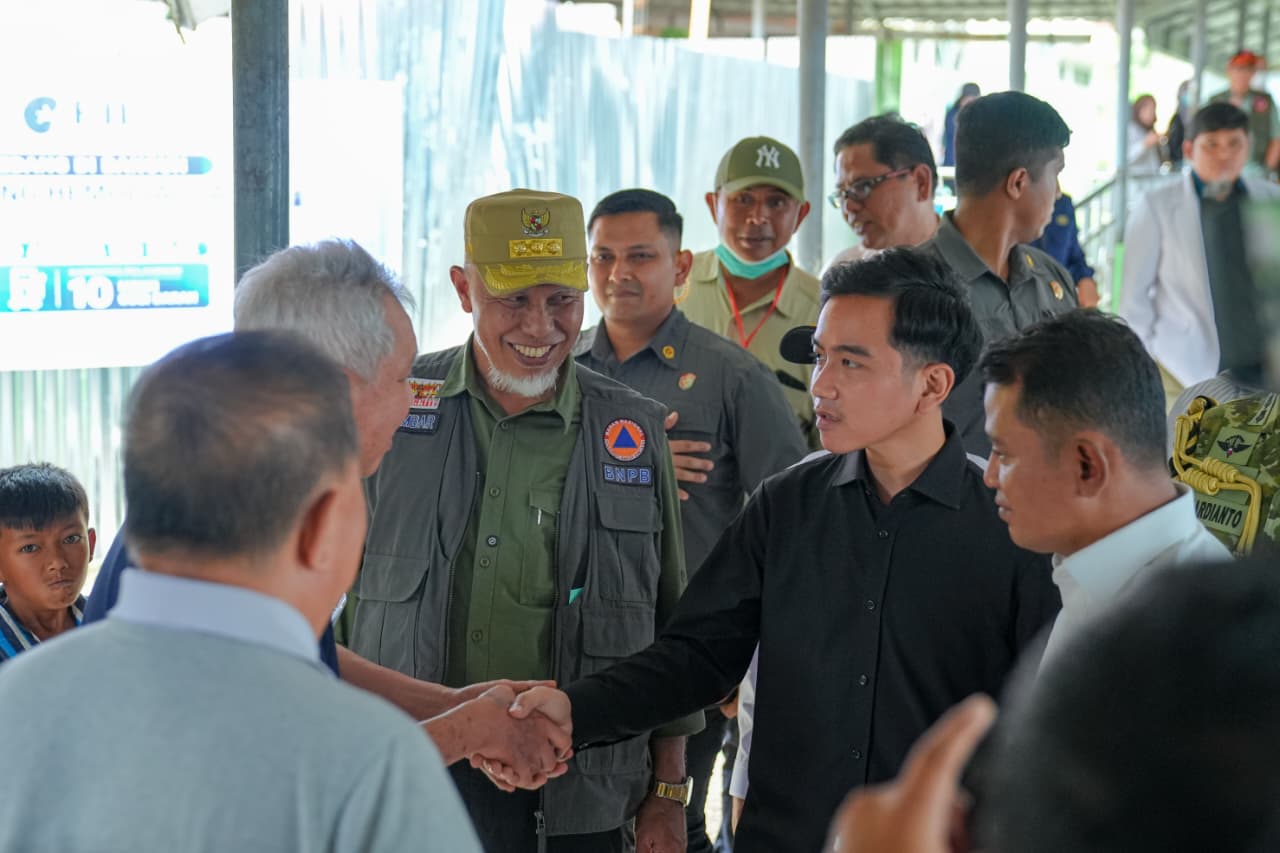 Wakil Presiden Gibran Rakabuming Raka menjenguk langsung warga yang menjadi korban banjir bandang dan tengah menjalani perawatan di RSUD Arosuka, Kabupaten Solok, Jumat (25/9/2026). Foto Adpsb. 
