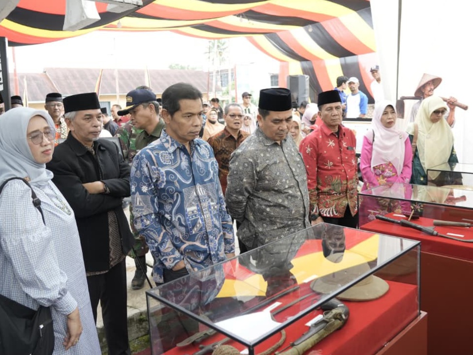 Gubernur Sumbar diwakili Asisten Pemerintahan dan Kesra Setdaprov Sumbar, Ahmad Zakri (tengah) membuka Nagari Creative Hub, Nagari Koto Tangah, Tilatang Kamang Agam. Foto Adpsb. 