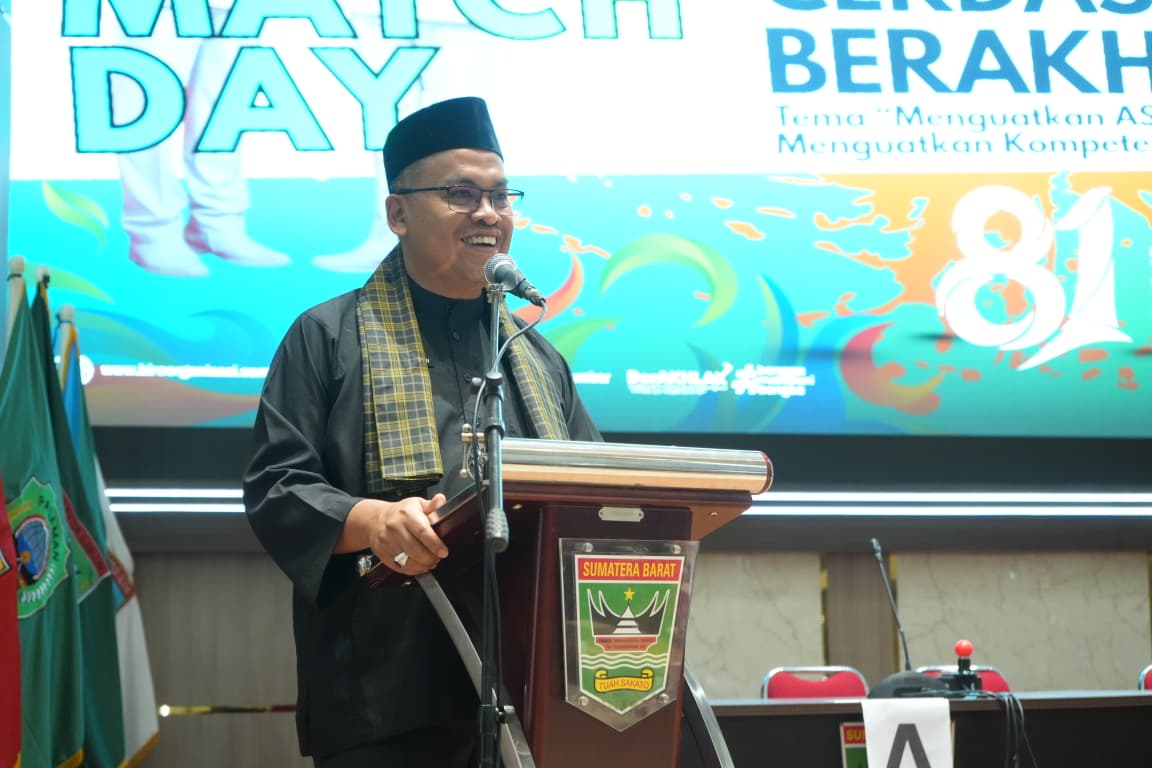 Sekda Sumbar Arry Yuswandi, membuka Lomba Cerdas Cermat BerAKHLAK Tahun 2026 bagi aparatur sipil negara (ASN) dari berbagai perangkat daerah di lingkungan Pemerintah Provinsi Sumatera Barat, di Aula Kantor Gubernur Sumbar, Senin (28/9/2026). Dokumentasi :