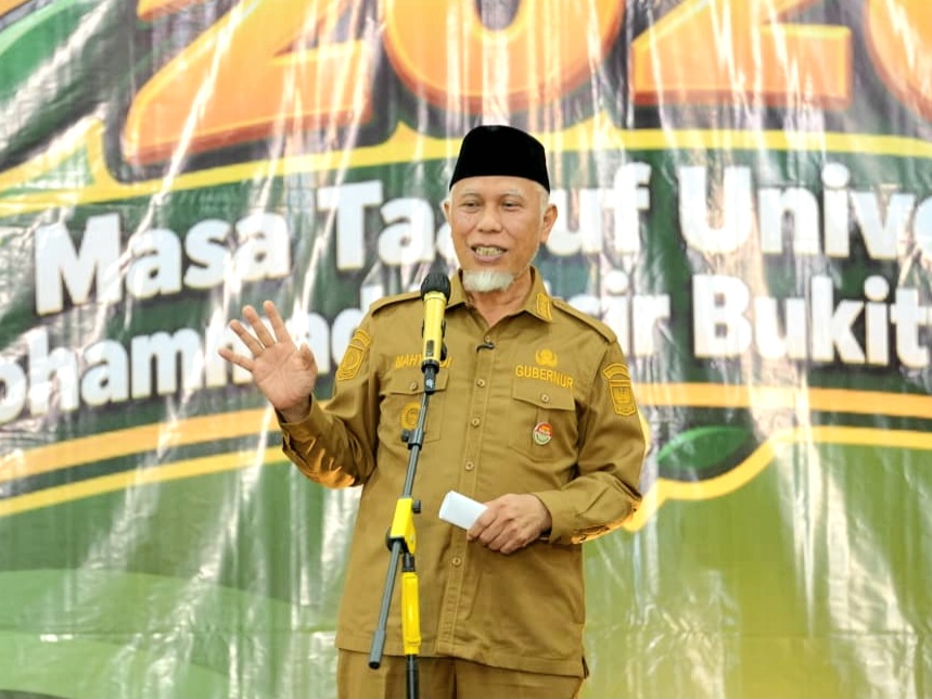 Gubernur Sumbar Mahyeldi, memberikan beberapa pesan kepada mahasiswa tentang ketokohan Mohammad Natsir di tanah air, dalam acara Mata Natsir 2026 di UMN Bukittinggi, Senin (28/9/2026). Foto Adpsb. 