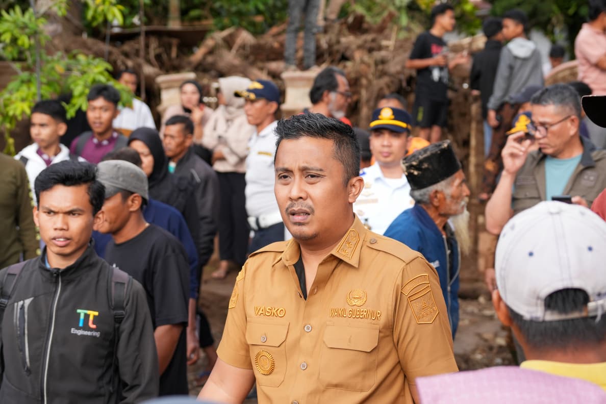 Wakil Gubernur Sumbar, Vasko Ruseimy, minta masyarakat mengungsi ke tempat yang aman, berjaga kalau datang bencana susulan. Foto Adpsb. 