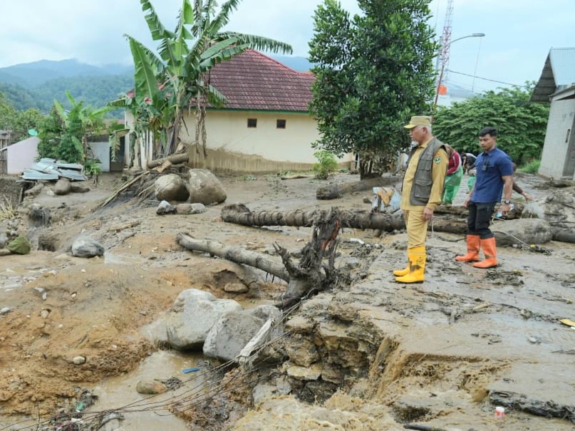 Gubernur Sumbar, Mahyeldi menyaksikan dampak bencana banjir bandang atau galodo yang melanda Nagari Batang Barus dan Koto Gaek Guguak, Kecamatan Gunung Talang, Kabupaten Solok, yang terjadi Senin malam (21/9). Foto Adpsb. 