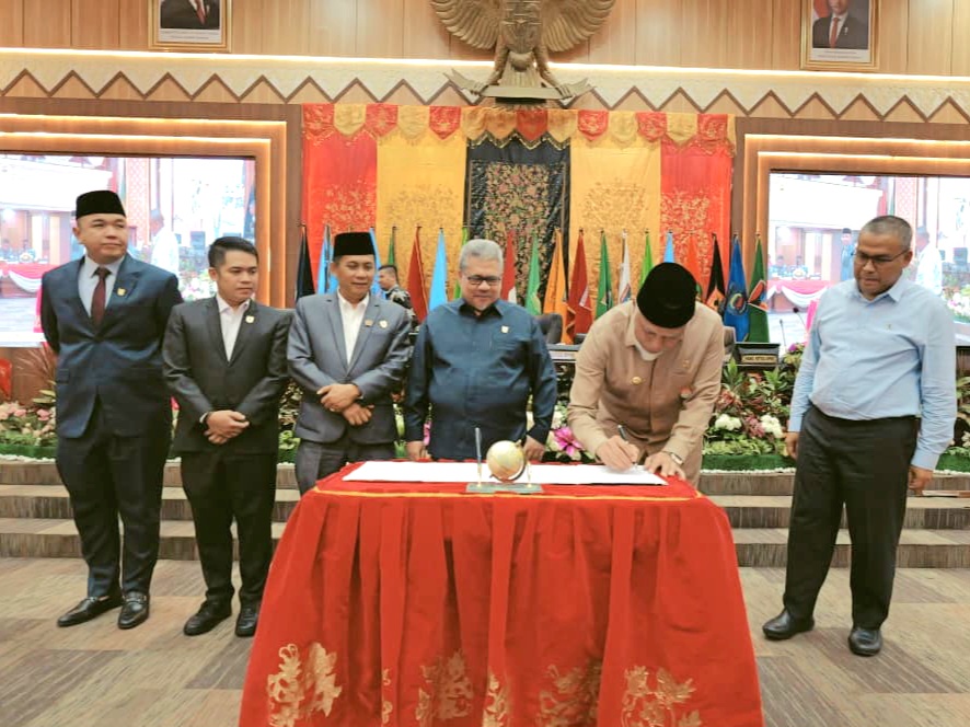 Gubernur Sumatera Barat Mahyeldi (kanan) menandatangani Nota Kesepakatan Perubahan KUA dan Perubahan PPAS Tahun Anggaran 2026 serta Nota Kesepakatan KUA-PPAS Tahun Anggaran 2027 di saksiakan Ketua DPRD Provinsi Sumatera Barat bapak Muhidi (kiri) beserta W