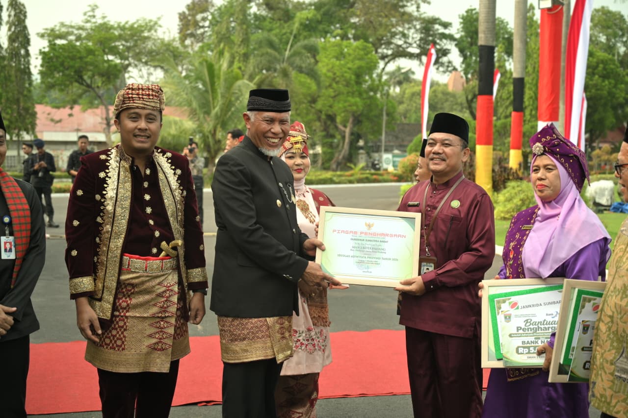 Peringatan Hari Jadi Sumbar ke 81 ditandai dengan penyerahan Penghargaan Adiwiyata Provinsi Sumatera Barat oleh Gubernur dan Wakil Gubernur. Foto Adpsb. 