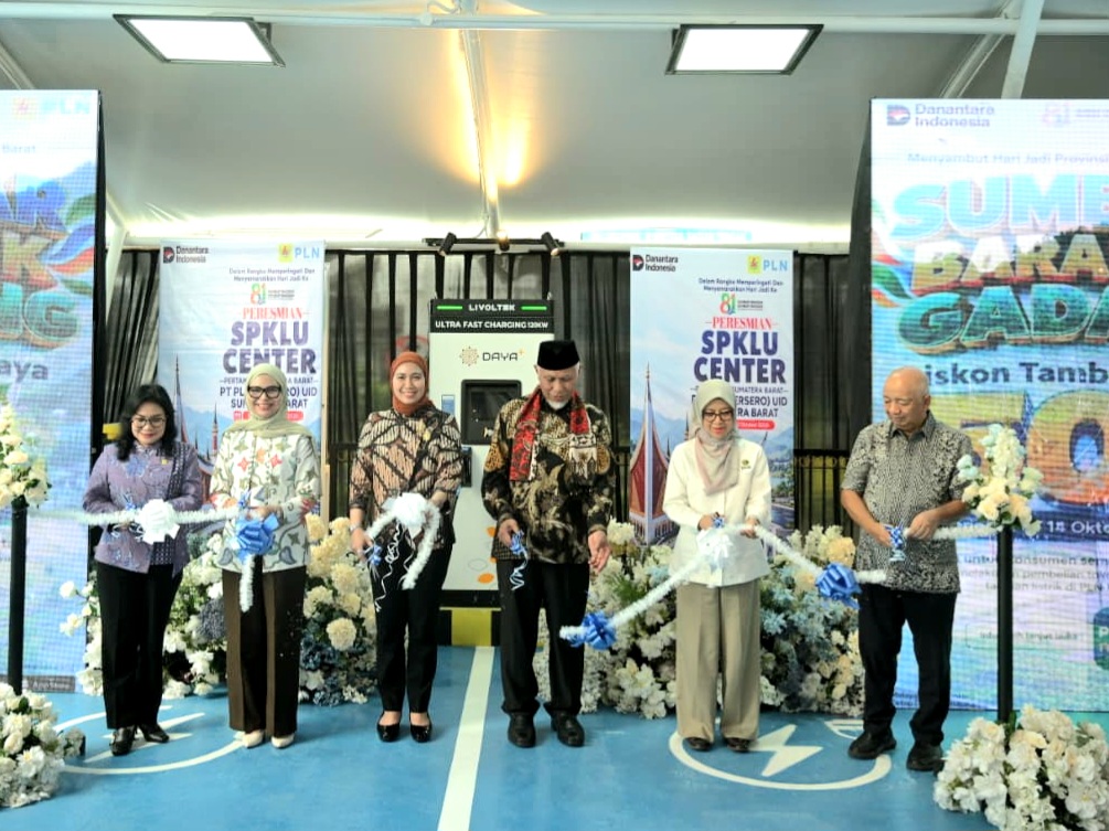 Gubernur Sumatera Barat Mahyeldi (Tengah) Meresmikan SPKLU di kantor PLN UID Padang. Kantor PLN UID, Padang, Kamis (01/10/2026). ?Foto: Dok. Makopim/Adp.