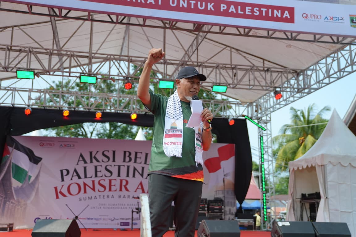 Gubernur Sumatera Barat Mahyeldi saat acara penggalangan bantuan untuk Palestin di halaman Kantor Gubernur Sumbar, Minggu (4/10/2026). Foto Adpsb. 