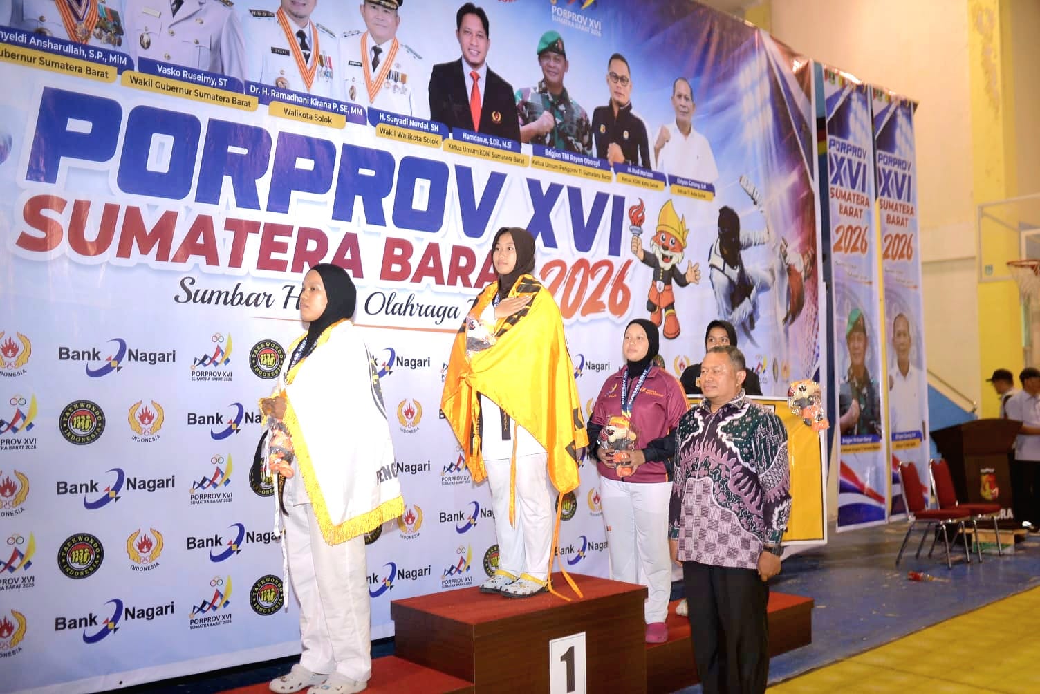 Ketua Pengkot Taekwondo Indonesia Padang, Mursalim saat penyerahan medali atlet Padang. Foto Adpsb. 