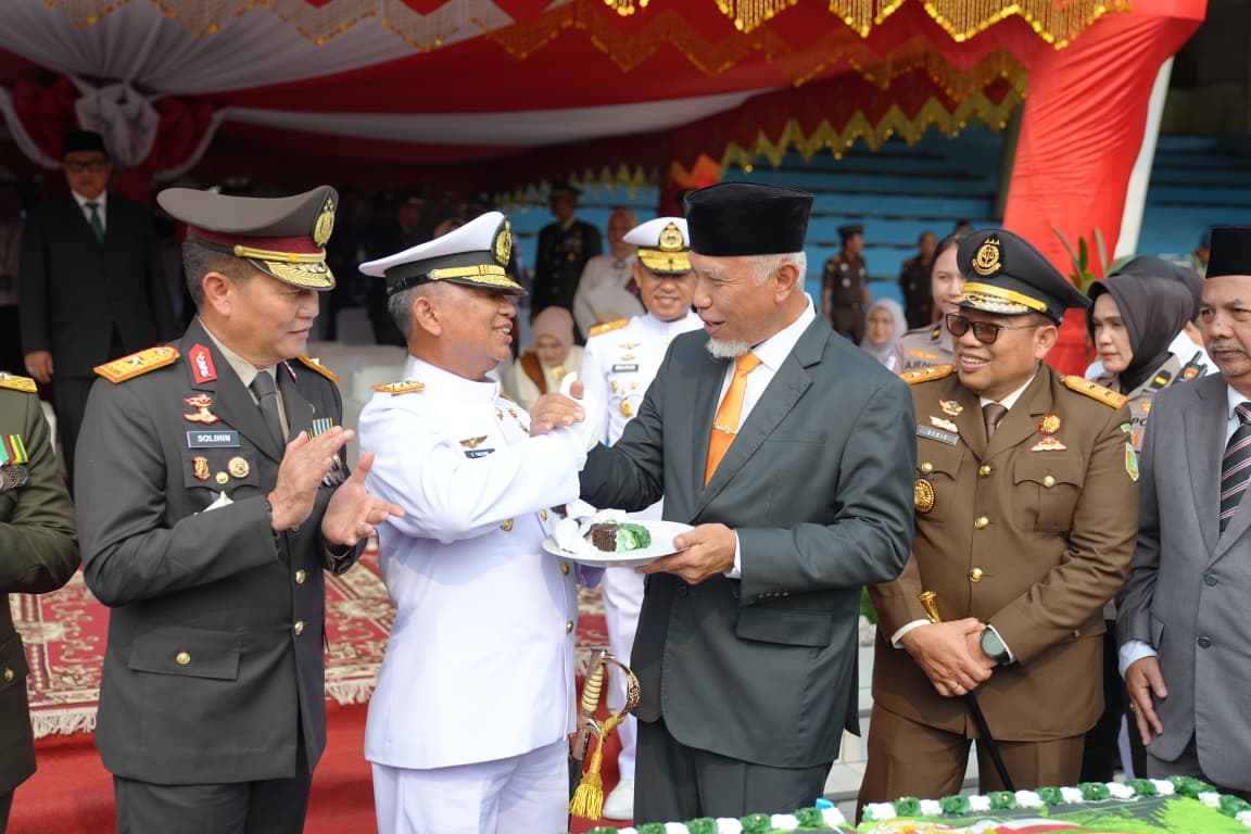 Gubernur Sumbar Mahyeldi memberi ucapan selamat HUT TNI ke 81 di Ruang Terbuka Hijau (RTH) Imam Bonjol, Padang, Senin (5/10/2026). Foto Adpsb. 