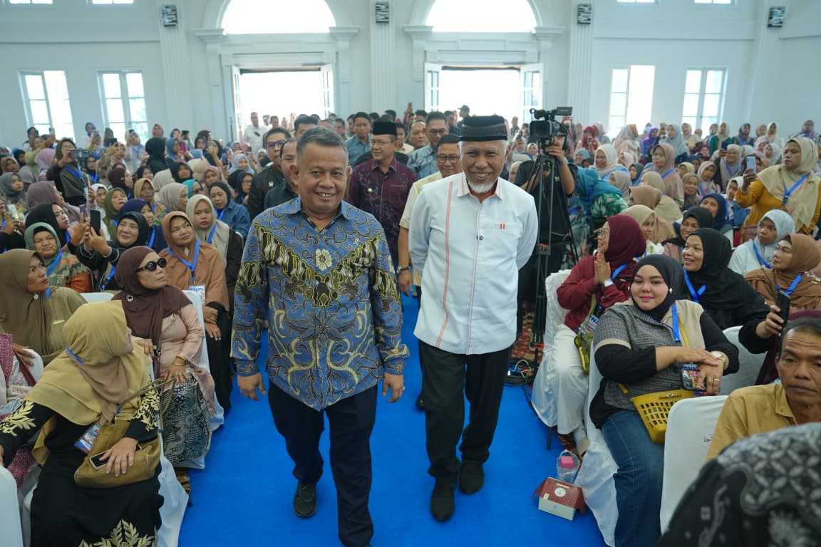 Gubernur Sumbar Mahyeldi, saat mendampingi UMKM, Helvi Yuni Moraza dalam Festival Kemudahan dan Perlindungan Usaha Mikro di Balairung Rumah Dinas Wali Kota Bukittinggi, Jumat (9/10/2026). Foto Adpsb.