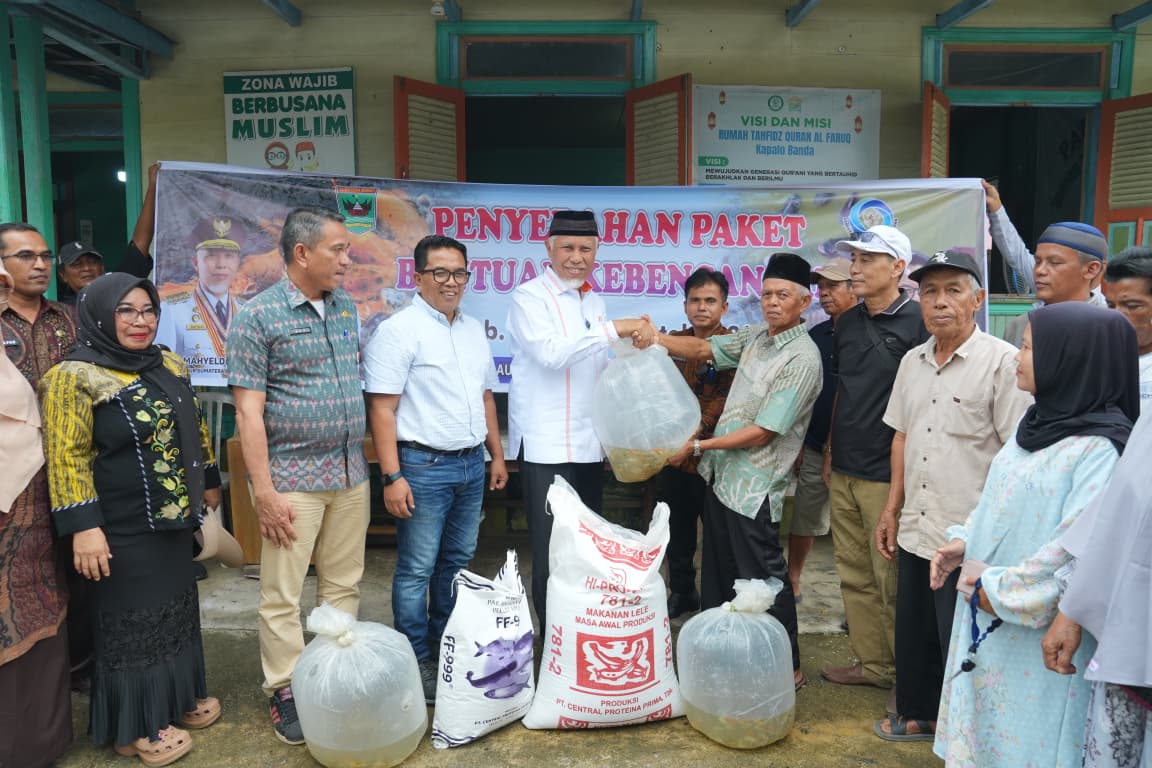 Gubernur Sumbar, Mahyeldi menyerahkan bibit ikan di kawasan Padang Belimbing, Nagari Koto Sani , Kabupaten Solok, Jumat (9/10/2026). Foto Adpsb. 