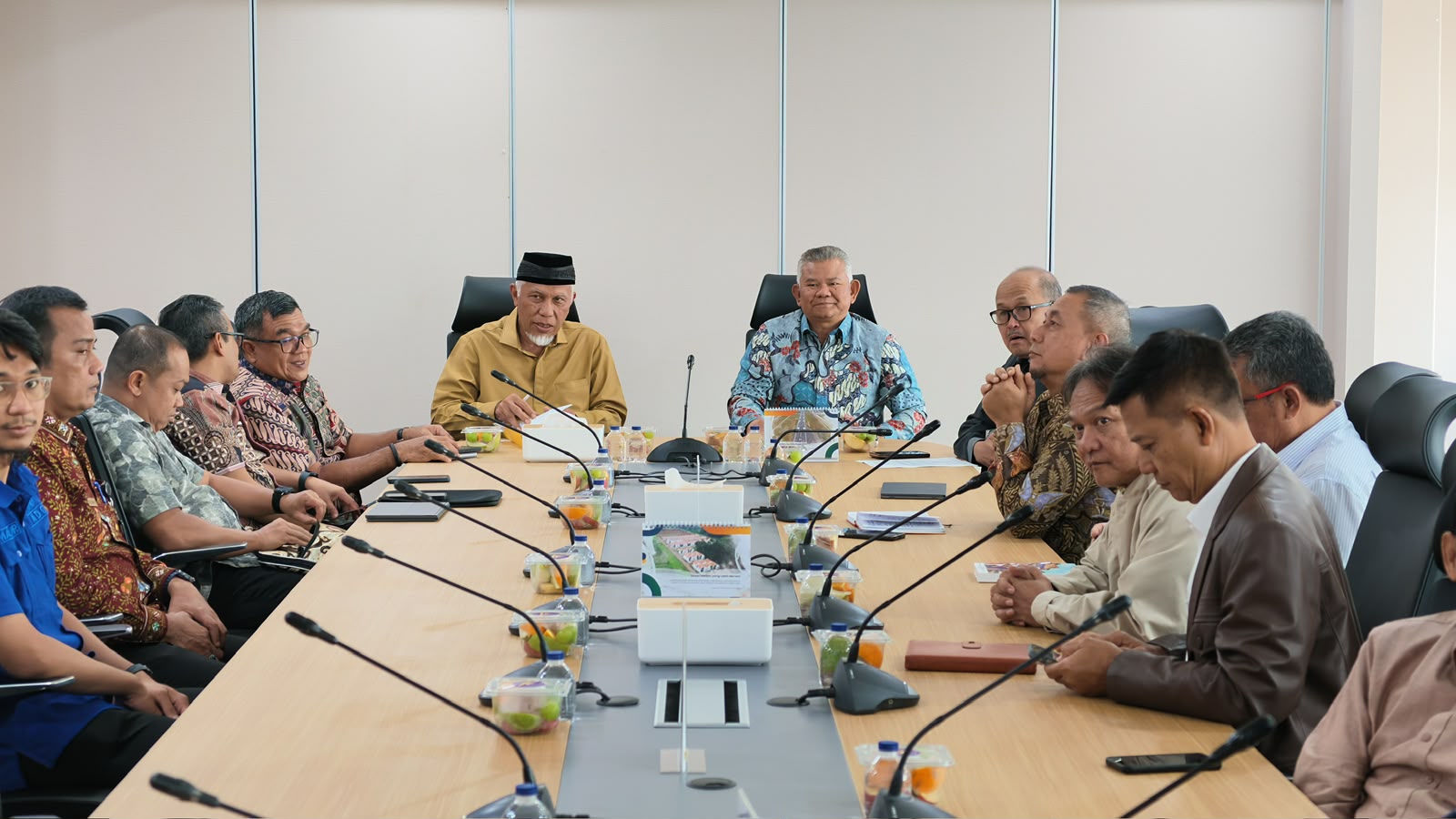 Gubernur Sumbar Mahyeldi dan rombongan saat bertemu dengan Pelaksana Tugas (Plt.) Kepala Badan Bank Tanah, Hakiki Sudrajat, di Jakarta. Foto Adpsb. 