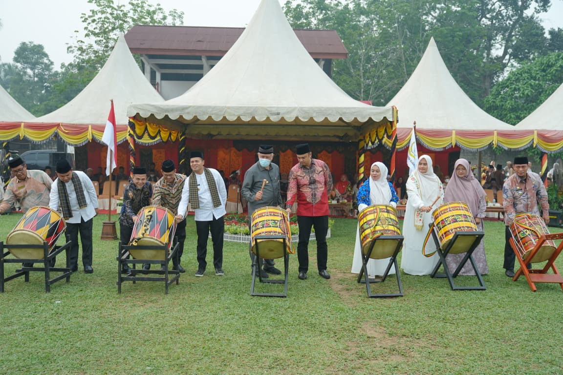 MTQ Nasional ke-42 tingkat Kabupaten Sijunjung di Lapangan Sepak Bola Tunas Karya, dibuka Gubernur Sumbar Mahyeldi, ditandai dengan memukul gendang bersama para pejabat. Foto Adpsb. 