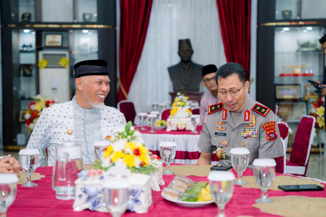 Gubernur Sumbar, Mahyeldi, menerima kunjungan Kapolda Sumbar Irjen Pol. Jawari, di Istana Gubernuran, Jumat 17 Oktober 2026. Foto Adpsb. 