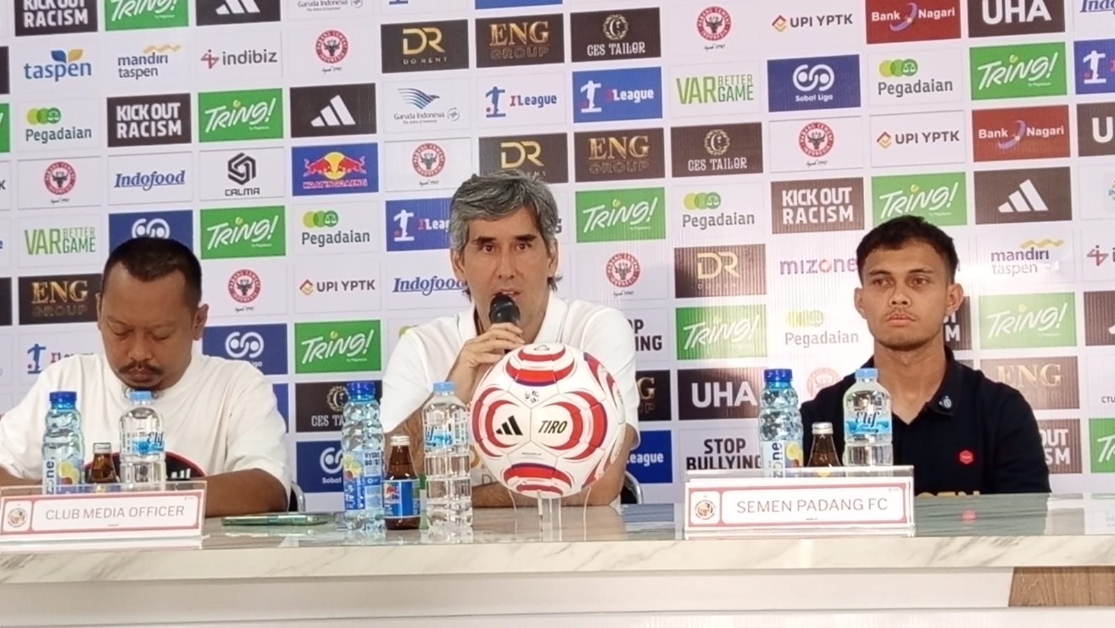 Stefano Cugurra dan Rezaldi Hehanusa(Foto: Semen Padang FC)