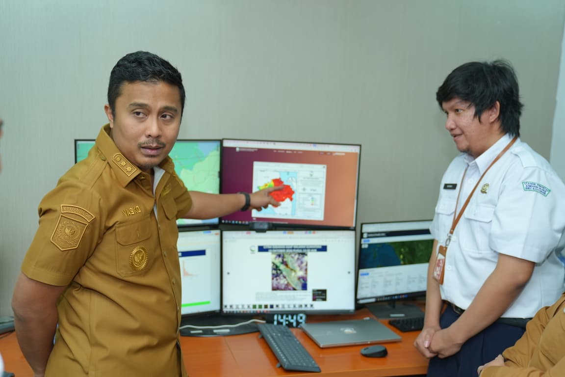 Wakil Gubernur Sumbar, Vasko Ruseimy, mengunjungi kantor BMKG Stasiun Meteorologi Minangkabau di Kabupaten Padang Pariaman, Senin (19/10/2026). Foto: Dok. Makopim/David.