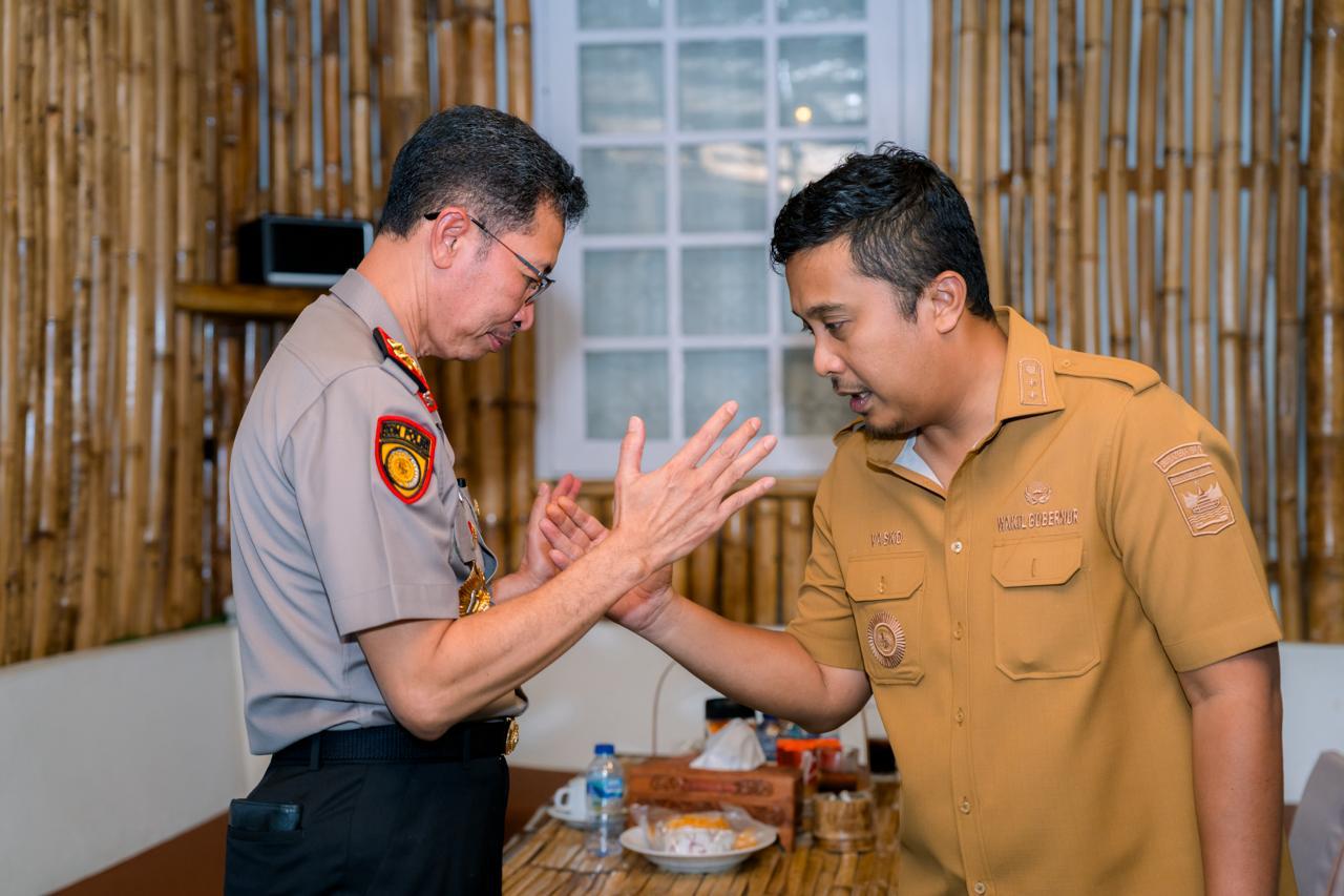 Wakil Gubernur Sumbar, Vasko Ruseimy (kanan) bersiap salam komando dengan Kapolda Sumbar, Irjen Pol Jawari. Foto Adpsb. 