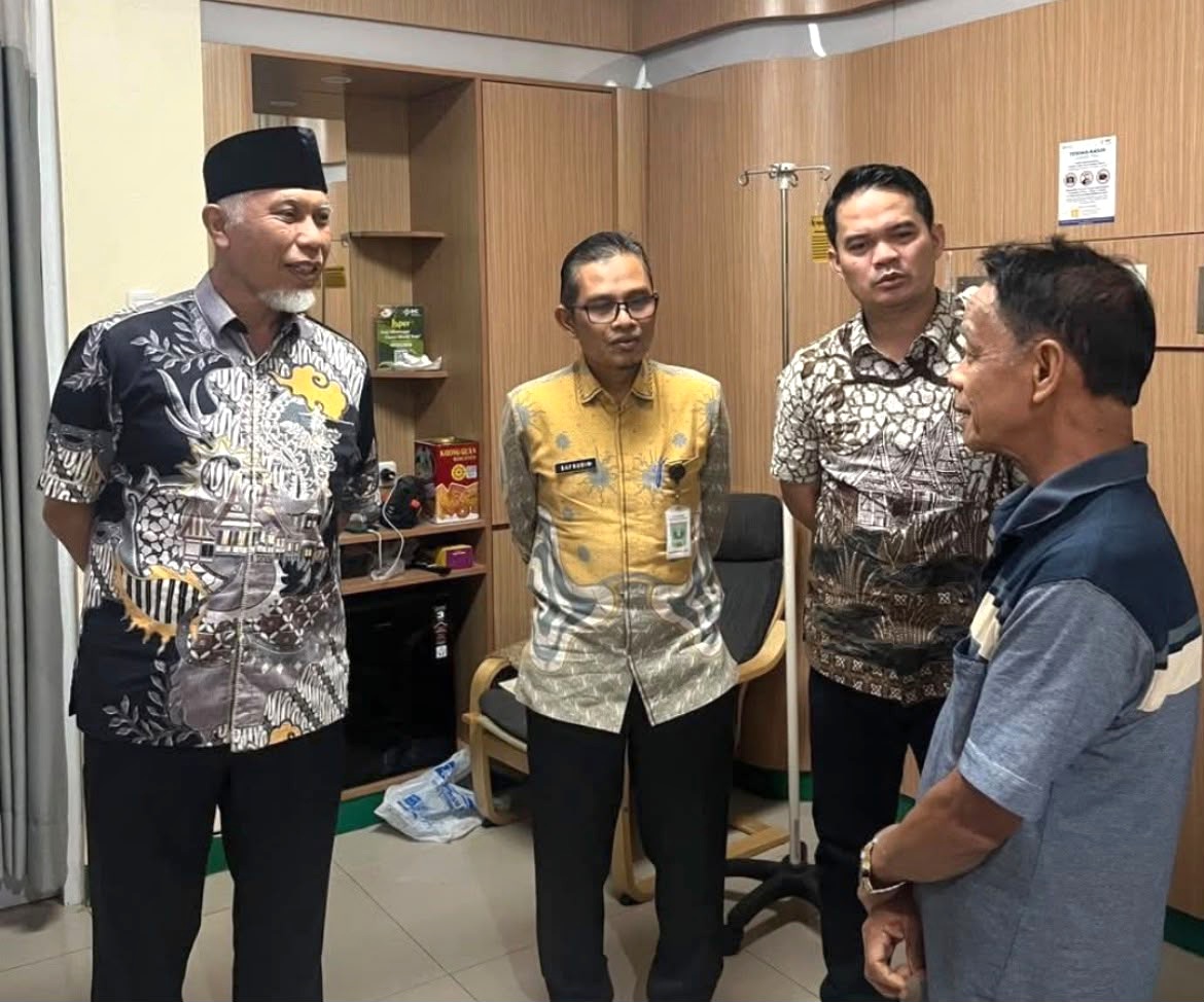 Gubernur Sumbar Mahyeldi (berkopiah) mendengar kisah Ketua MUI Sumbar Zulkarnaini yang menceritakan detik-detik dirinya bersama istri menyelamatkan diri saat kebakaran terjadi di kapal. Foto Adpsb. 