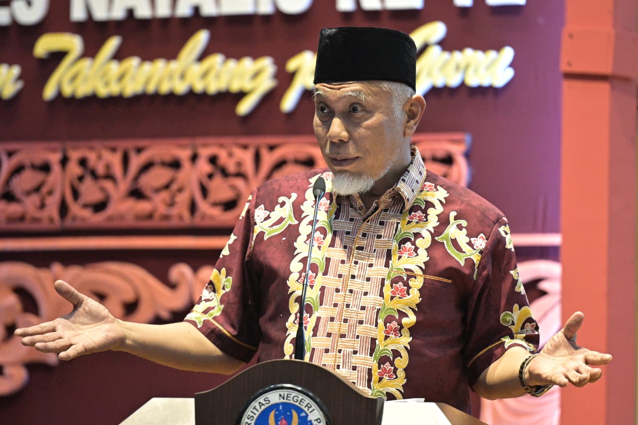 Gubernur Mahyeldi memberi sambutan saat Temu Akbar Alumni IKIP/UNP Lintas Angkatan 2026 dalam rangka Dies Natalis ke-72 UNP di Padang, Sabtu (24/10/2026). Foto Adpsb. 