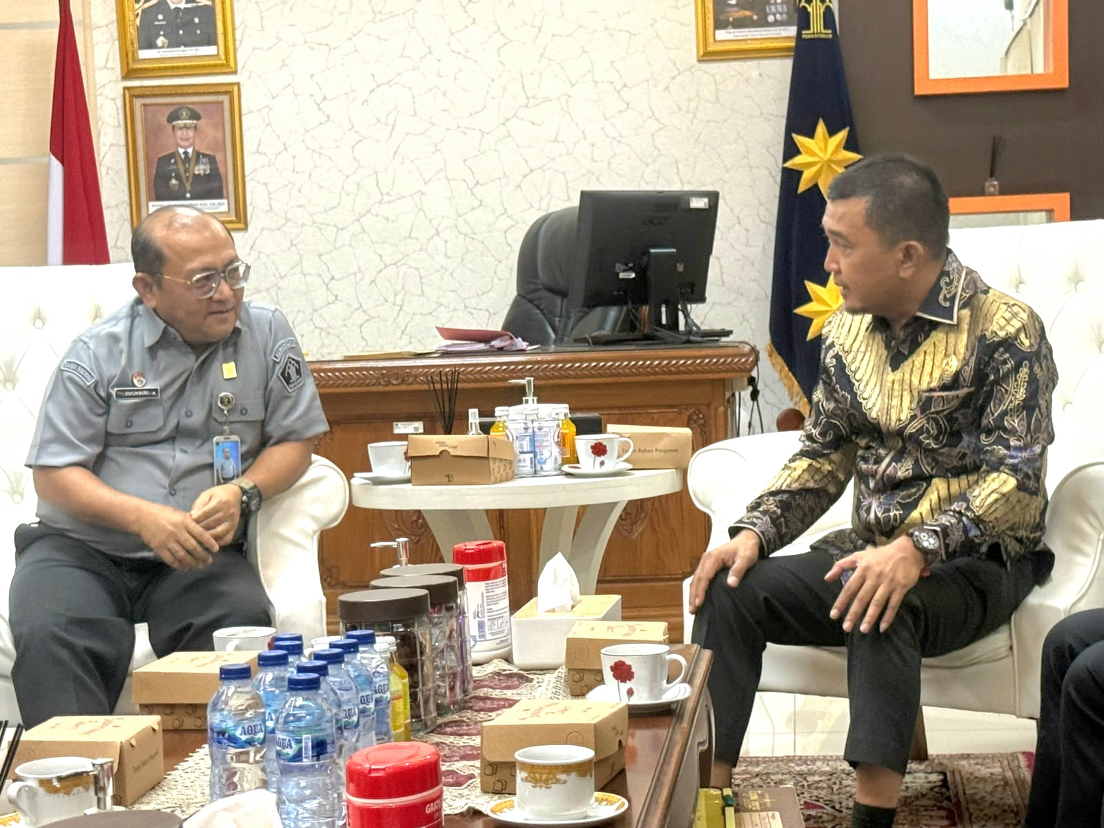 Kakanwil Kemenkum Sumbar, Zulhairi (kiri) dan Ketua Pengwil INI Sumbar, Novrial Bahrun, di Padang. Foto ist. 