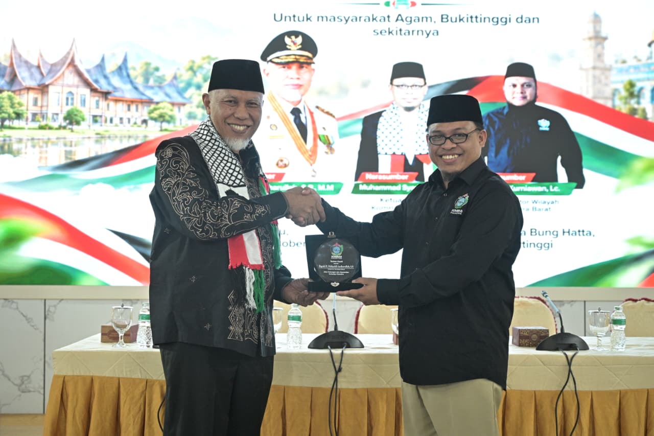 Gubernur Sumatera Barat Mahyeldi (kiri) memberikan sambutan dan menerima plakat di acara temu relawan komnas palestina sumatera barat , Istana Bung Hatta, Bukittinggi. ?Foto: Dok. Makopim/Adp. 