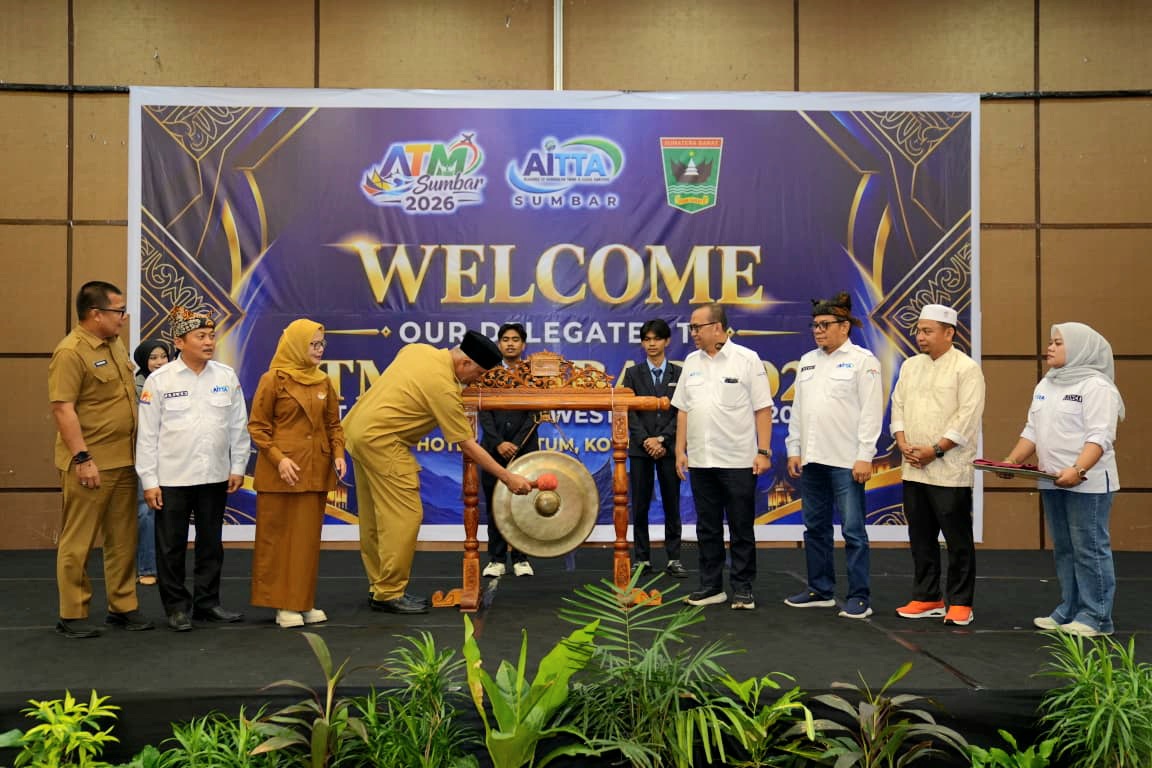 Gubernur Sumbar Mahyeldi memukul gong tanda diresmikan AITTA Travel Mart West Sumatra 2026 di Hotel Truntum, Kota Padang, Selasa (27/10/2026). Foto Adpsb. 
