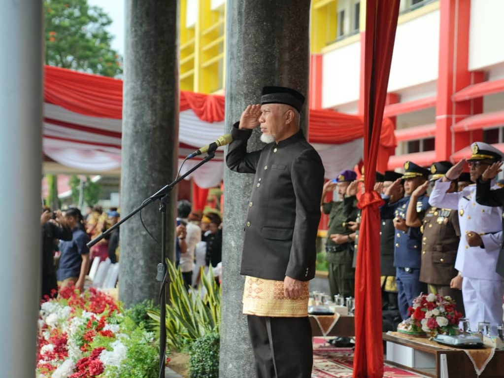 Gubernur Sumbar Mahyeldi, memimpin Upacara Peringatan Hari Sumpah Pemuda ke-98 tingkat Provinsi Sumbar di halaman Kantor Gubernur, Rabu (28/10/2026). Foto Adpsb. 