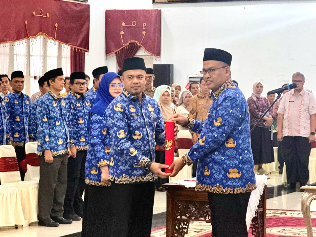 Sekdaprov Sumbar, Arry Yuswandi (kanan) melantik 33 Pejabat Administrator (Eselon 3) dan Pengawas (Eselon 4) di lingkungan Pemprov Sumbar di Padang, Kamis (29/10/2026). Foto Adpsb. 