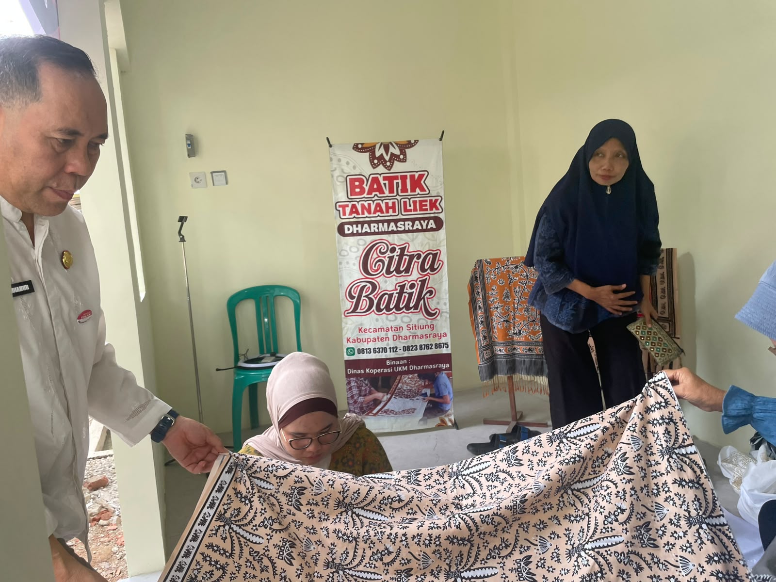 Vera (45), pelaku usaha kriya fashion dengan merek dagang Citra Batik Dharmasraya, sudah mulai transaksi lewat medsos. Foto Adpsb. 