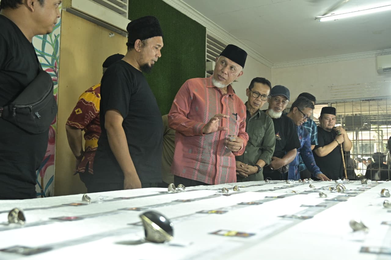 Gubernur Sumatera Barat Mahyeldi Ansharullah Membuka Pameran dan Kontes Batu Akik di Court Rajo Corner, Kota Padang, Sabtu (31/10/2026). Foto: Dok. Adp.