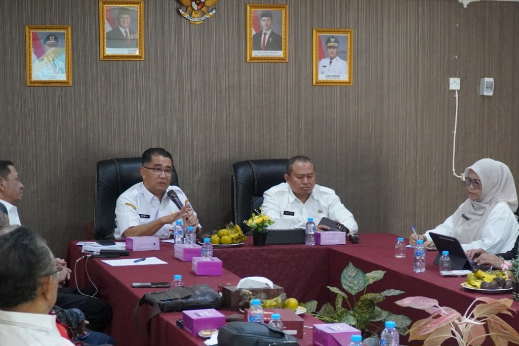 Direktur Jenderal Politik dan Pemerintahan Umum (Polpum) Kementerian Dalam Negeri, Prof. Dr. Drs. Akmal Malik, M.Si dan Kepala Badan Kesbangpol Sumbar, Mursalim. Foto Adpsb. 