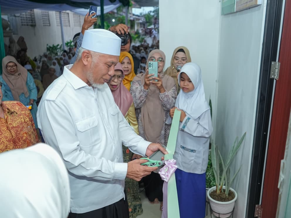 Gubernur Sumatera Barat, Mahyeldi meresmikan Madrasah Diniyah Takmiliyah (MDT) Darussakinah di Perumahan Filano Jaya, Kelurahan Kubu Dalam Parak Karakah, Kota Padang, Kamis (12/3/2026). 