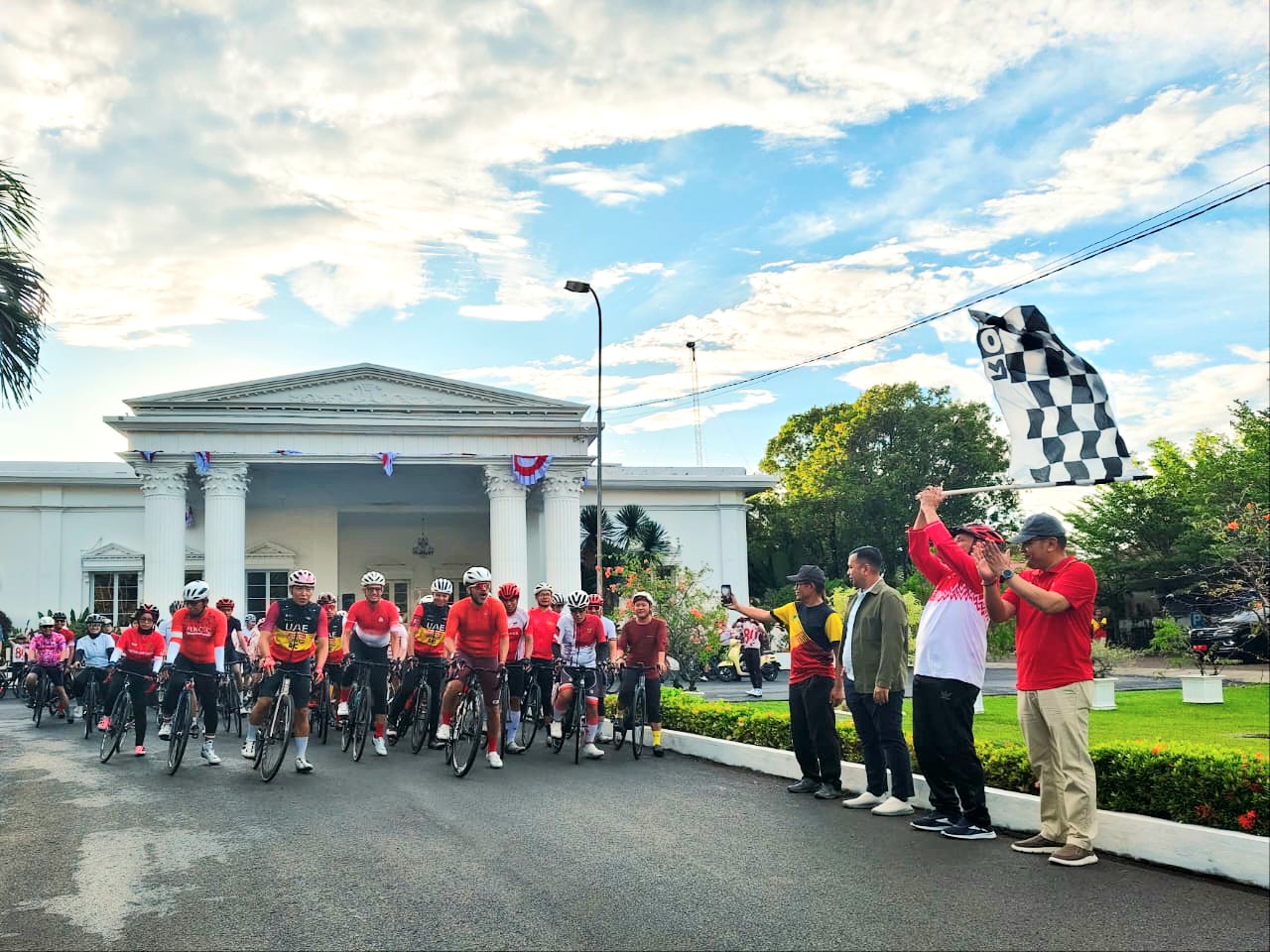 Gubernur Sumatera Barat Mahyeldi (mengibaskan) bendera tanda melepas peserta Merdeka Bike 81 di Halaman Istana Gubernur, Sabtu (15/8/2026). ?Foto: Dok. Makopim/Adp.